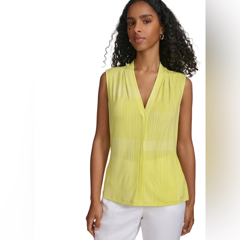 Women's Pleated Geo-Print V-Neck Top